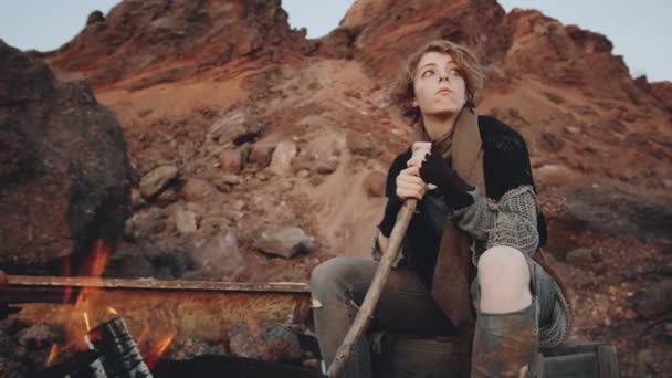 Mladá Žena Ošuntělém Oblečení Sedí Klackem Táboráku Post Apokalyptickém Světě — Stock video