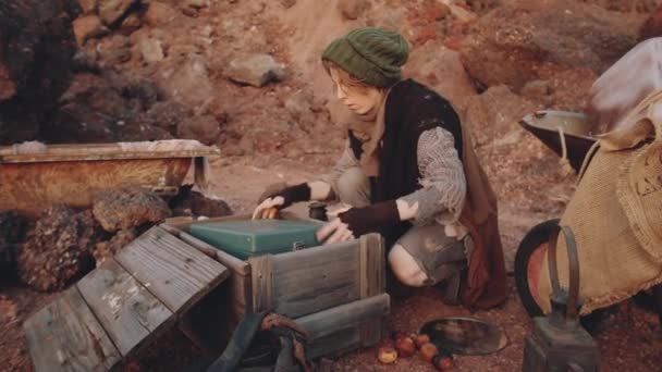 Eski Püskü Giysiler Içinde Genç Bir Kadının Ahşap Kutuyu Açtığı — Stok video