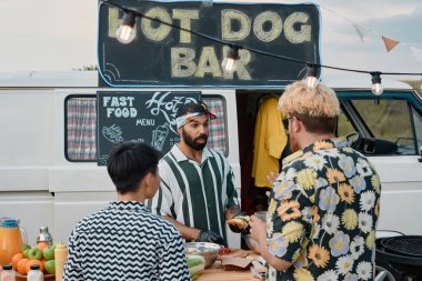 İnsanlar için sosisli yapan adam.