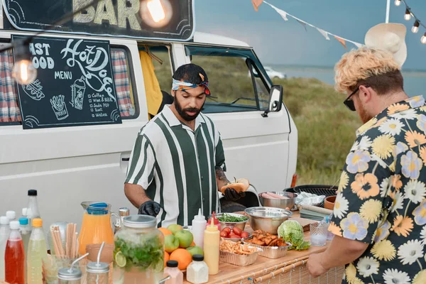 Man bereidt fastfood voor mensen — Stockfoto