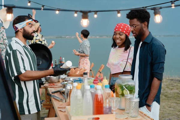 Personas almorzando en la playa — Foto de Stock