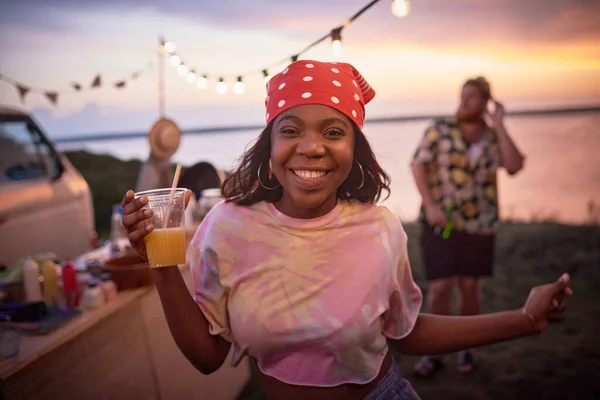Mujer divirtiéndose en fiesta de playa —  Fotos de Stock