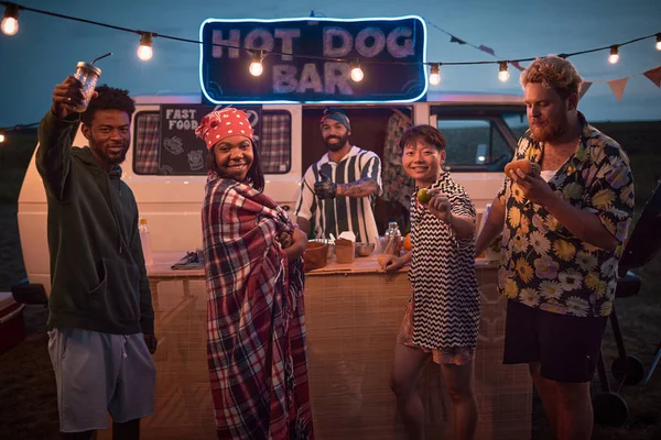 Jóvenes divirtiéndose en fiesta en la playa — Foto de Stock