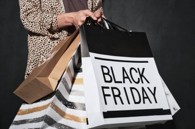 Kara Cuma 'da alışveriş yaparken