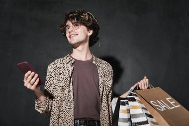 Alışveriş için telefon kullanan adam.