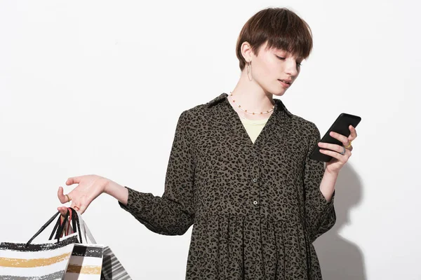 Mulher compras on-line no telefone — Fotografia de Stock