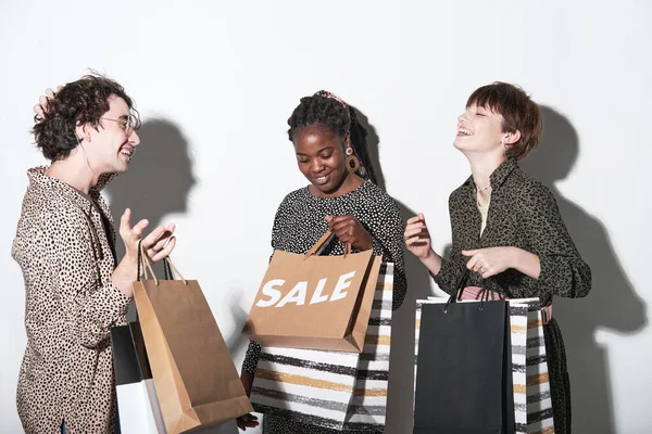 Amigos fazendo compras juntos — Fotografia de Stock