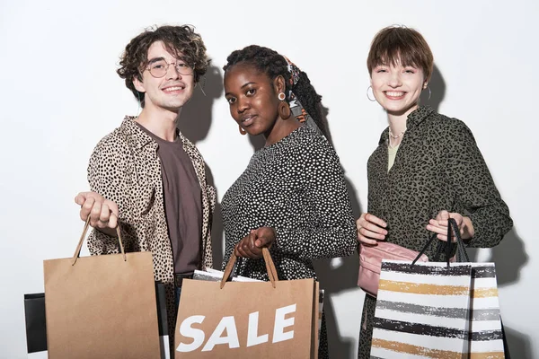 Jovens com sacos de compras — Fotografia de Stock