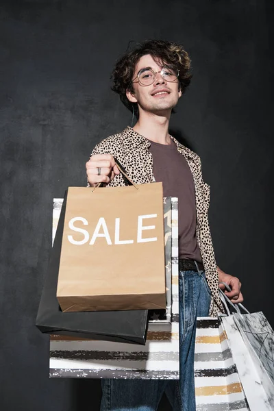 Homem comprando roupas à venda — Fotografia de Stock