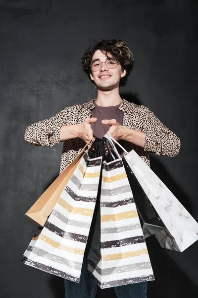 Shopaholic animado com sacos de compras — Fotografia de Stock