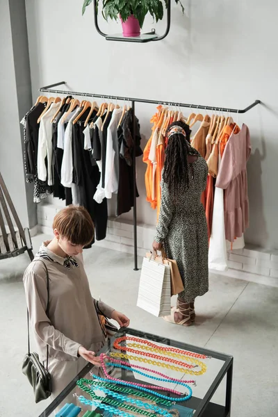 Pessoas fazendo compras no shopping — Fotografia de Stock