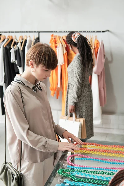 Vrouw koopt accessoires in de winkel — Stockfoto