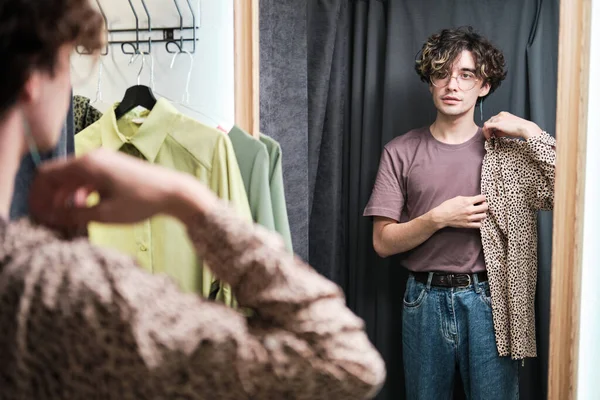 Homem tentando na camisa nova no provador — Fotografia de Stock