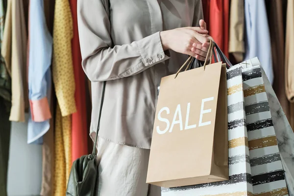 Mulher fazendo compras na loja — Fotografia de Stock