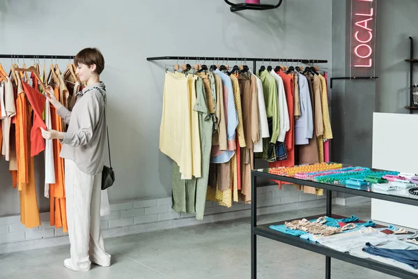 Vrouw koopt kleren in de winkel — Stockfoto
