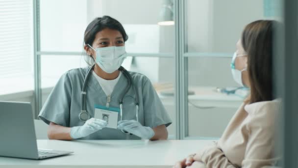 Partera Joven Hispana Con Uniforme Médico Máscara Protectora Guantes Que — Vídeos de Stock