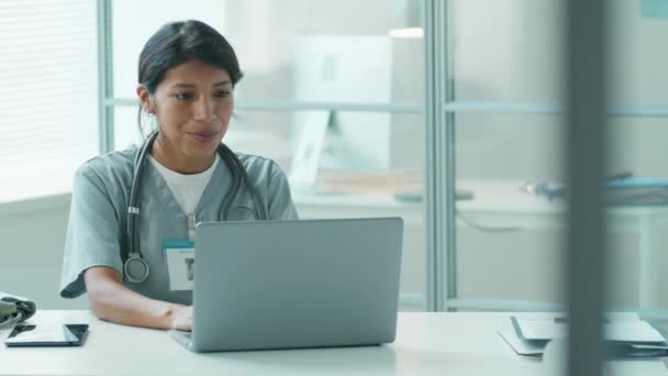 Hispanic Kvinnlig Läkare Medicinsk Uniform Sitter Vid Skrivbordet Kliniken Och — Stockvideo