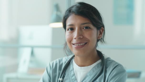 Brustporträtaufnahme Der Schönen Hispanischen Ärztin Medizinischer Uniform Mit Stethoskop Über — Stockvideo