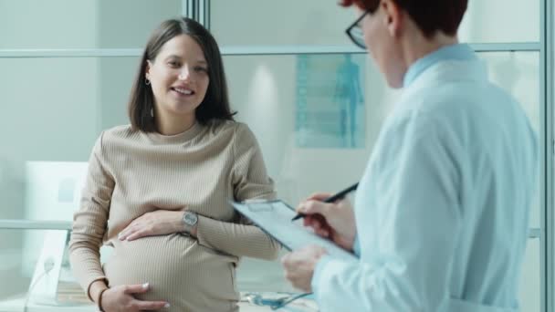 Güzel Hamile Kadın Karnının Üstünde Ele Tutuşuyor Klinikte Muayene Sırasında — Stok video