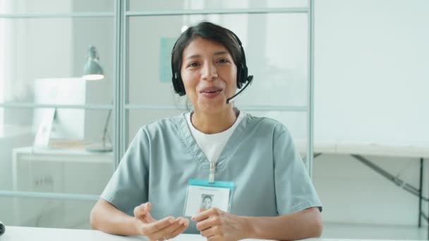 Médecin Hispanique Uniforme Médical Casque Sans Fil Assis Bureau Clinique — Video