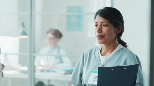 Portret Van Vrolijke Spaanse Verpleegster Medisch Uniform Die Klembord Vasthoudt — Stockvideo
