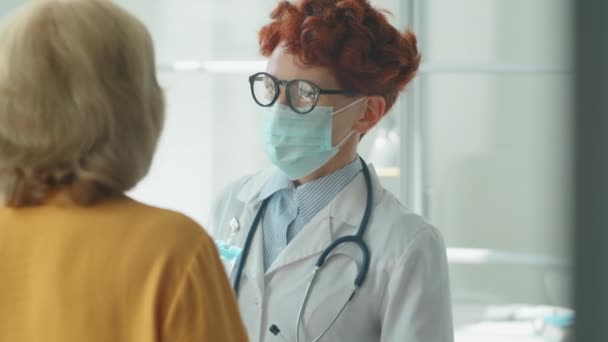 Vrouwelijke Arts Beschermende Masker Luisteren Naar Patiënt Het Medisch Kantoor — Stockvideo