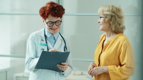 Senior Blanke Vrouw Gesprek Met Jonge Vrouwelijke Arts Als Aantekeningen — Stockvideo