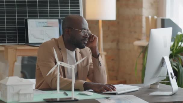 非洲裔美国人可再生能源工程师在办公室工作时 在办公桌前使用计算机 — 图库视频影像