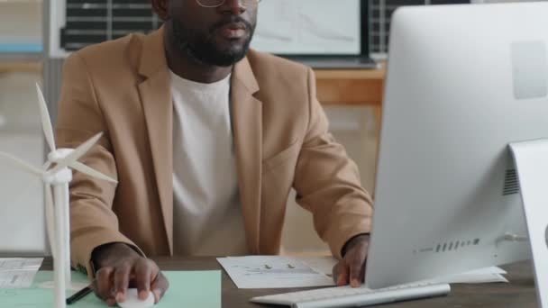 Ingeniero Profesional Afroamericano Energía Renovable Escribiendo Teclado Inalámbrico Escritorio Mientras — Vídeo de stock