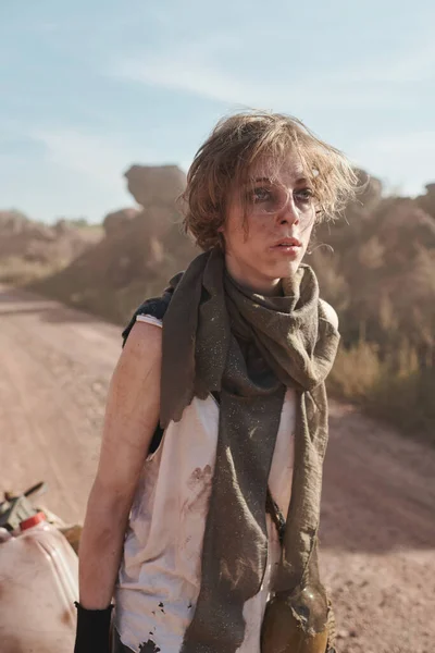 Refugiado con carro de walkng en el desierto —  Fotos de Stock