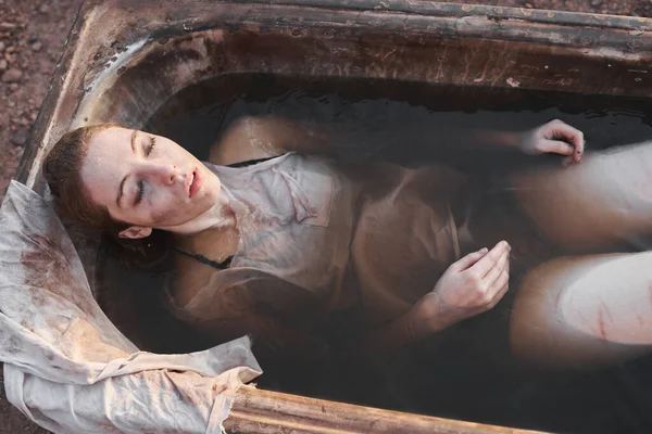Donna depressa sdraiata nel bagno sporco — Foto Stock