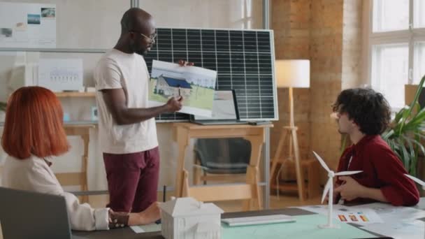 Νεαρός Αφρο Αμερικανός Μηχανικός Δίνει Παρουσίαση Για Σπίτι Εναλλακτική Ενέργεια — Αρχείο Βίντεο