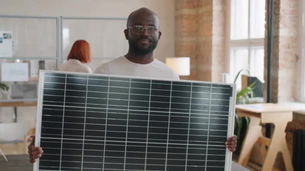 Retrato Del Ingeniero Afroamericano Sosteniendo Panel Solar Posando Para Cámara — Vídeos de Stock