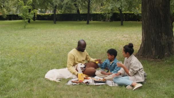 Ευρεία Βολή Της Ευτυχούς Αφρο Αμερικανική Οικογένεια Και Χαριτωμένο Σκυλί — Αρχείο Βίντεο