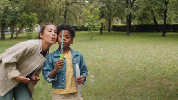 Glada Afro Amerikanska Pojke Blåser Såpbubblor Med Far Medan Mamma — Stockvideo