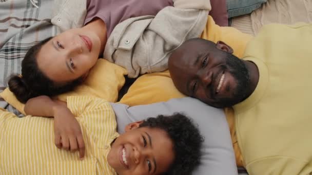 Сверху Вниз Снимок Радостной Афро Американской Семьи Лежащей Вместе Одеяле — стоковое видео