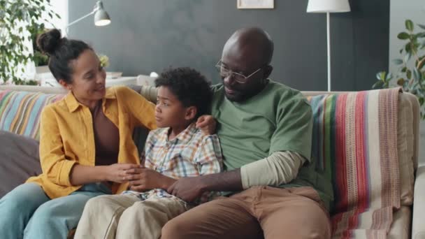 Retrato Padres Afro Americanos Cariñosos Abrazando Hijo Pequeño Posando Para — Vídeos de Stock