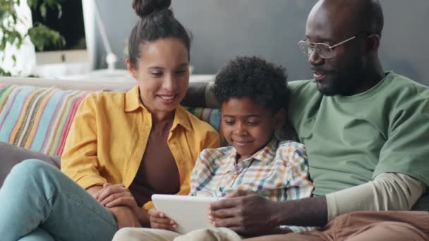 Padres Afro Americanos Positivos Hijo Pequeño Sonriendo Discutiendo Algo Tableta — Vídeos de Stock