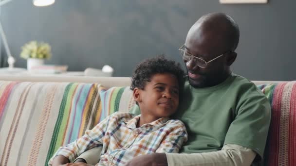 Retrato Pai Afro Americano Feliz Filho Pequeno Sentados Juntos Sofá — Vídeo de Stock
