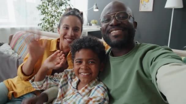 Padres Afro Americanos Felices Hijo Pequeño Sentado Sofá Casa Saludando — Vídeos de Stock