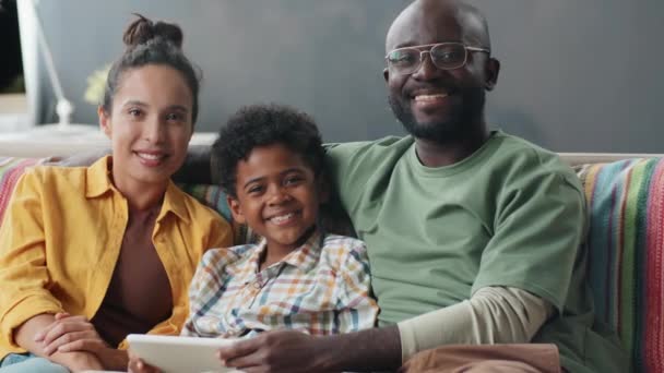Retrato Padres Afro Americanos Felices Hijo Pequeño Sentado Sofá Casa — Vídeos de Stock