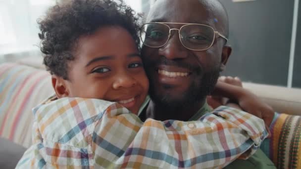 Retrato Hombre Afro Americano Feliz Pequeño Hijo Abrazándose Sonriendo Cámara — Vídeos de Stock