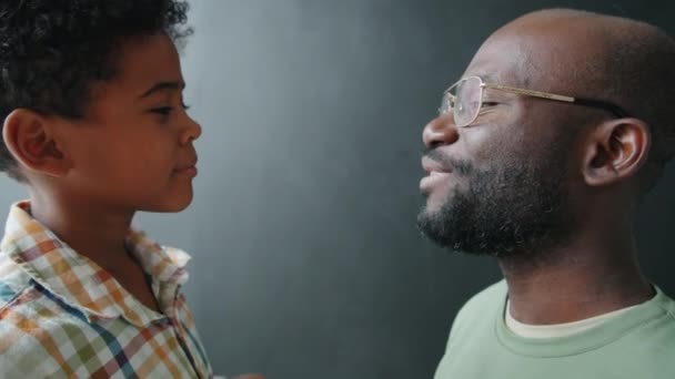 Retrato Pai Afro Americano Alegre Seu Filho Falando Seguida Olhando — Vídeo de Stock