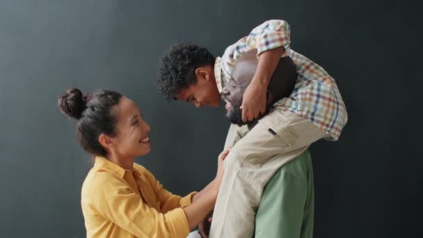Hombre Afroamericano Sosteniendo Pequeño Hijo Sobre Los Hombros Sonriendo Hablando — Vídeos de Stock