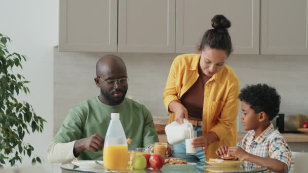 Feliz Família Afro Americana Tomando Café Manhã Juntos Casa Alegre — Vídeo de Stock