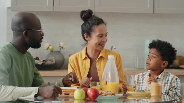 Pais Afro Americanos Filhinho Tomando Café Manhã Sorrindo Conversando Mesa — Vídeo de Stock