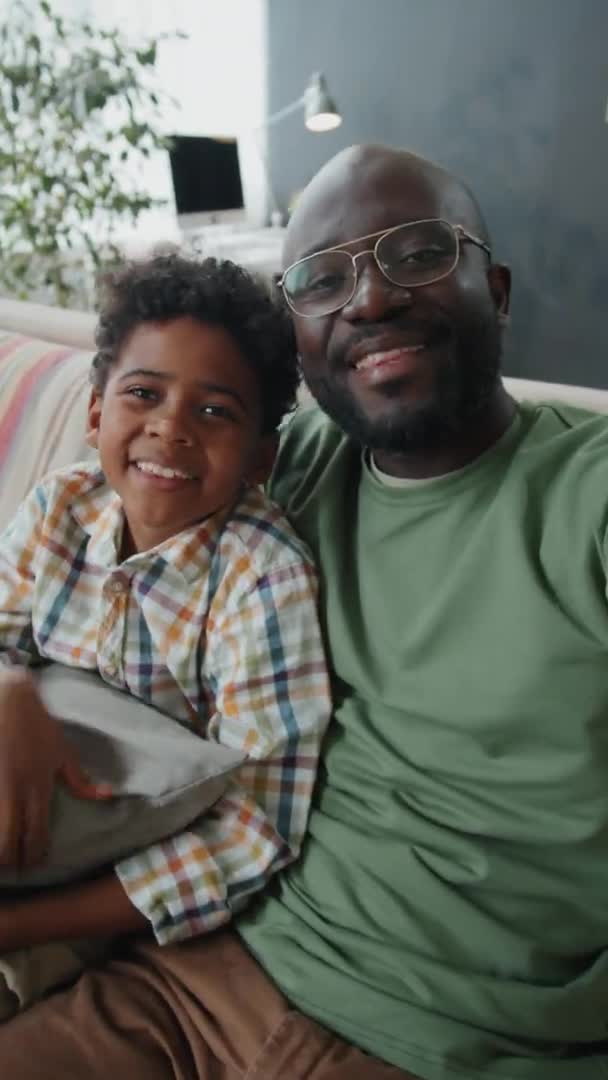 Вертикальний Кадр Позитивного Афро Американського Чоловіка Його Маленького Сина Сидять — стокове відео