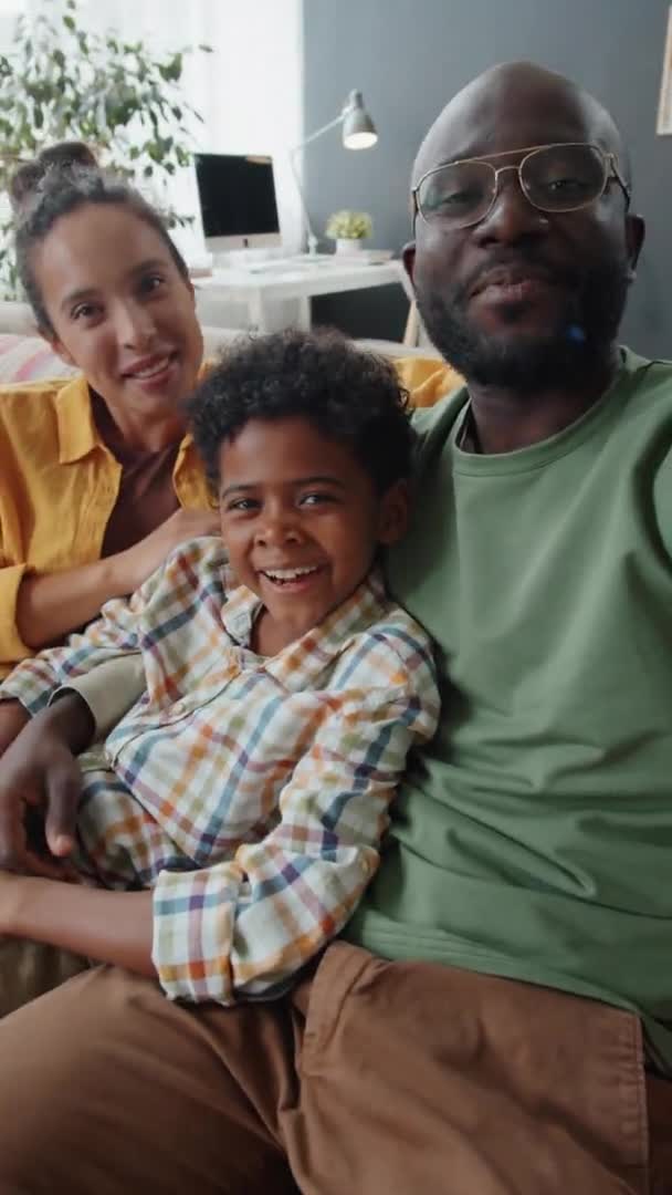Вертикальні Кадри Позитивних Афро Американських Батьків Маленький Син Сидять Вдома — стокове відео