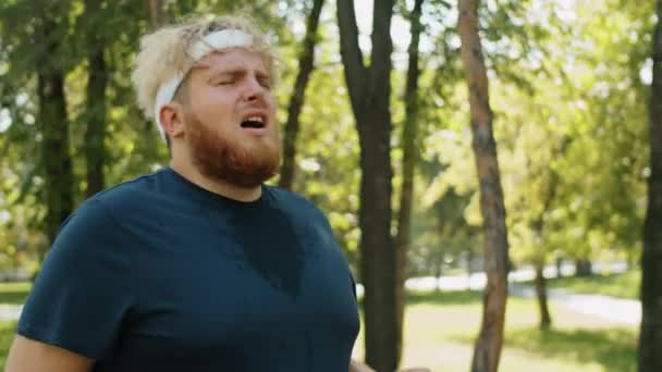 Hombre Obeso Cansado Corriendo Luego Tomar Descanso Beber Agua Lavar — Vídeo de stock