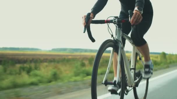 Professionell Kvinnlig Triathlet Skyddande Hjälm Och Solglasögon Cykling Vägen Samtidigt — Stockvideo